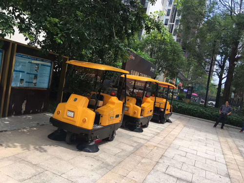 驾驶式电动扫地机