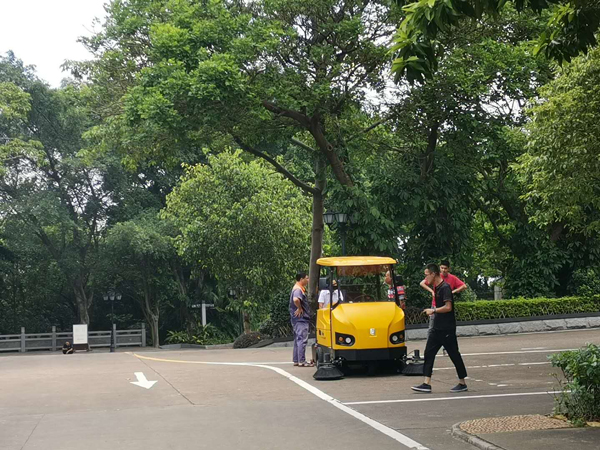 手推式扫地车和驾驶式扫地车有什么区别