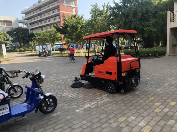 电动扫地车