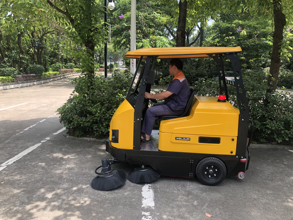 小区物业怎么来选择电动扫地车