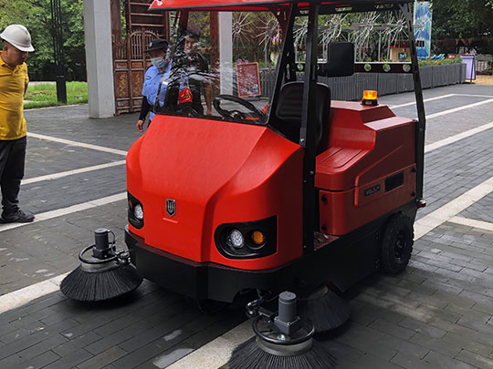 如何选择驾驶扫地机厂家？值得购买吗