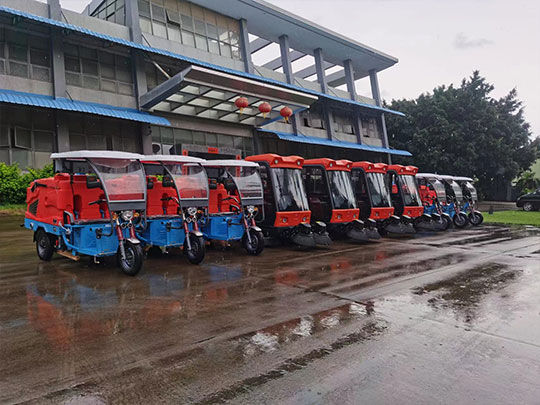 使用驾驶式电动扫地车，助力城市环卫!